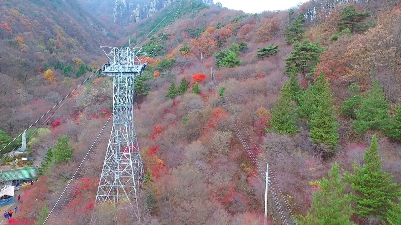 秋天——韩国全北道完州郡大云山的缆车运动视频素材