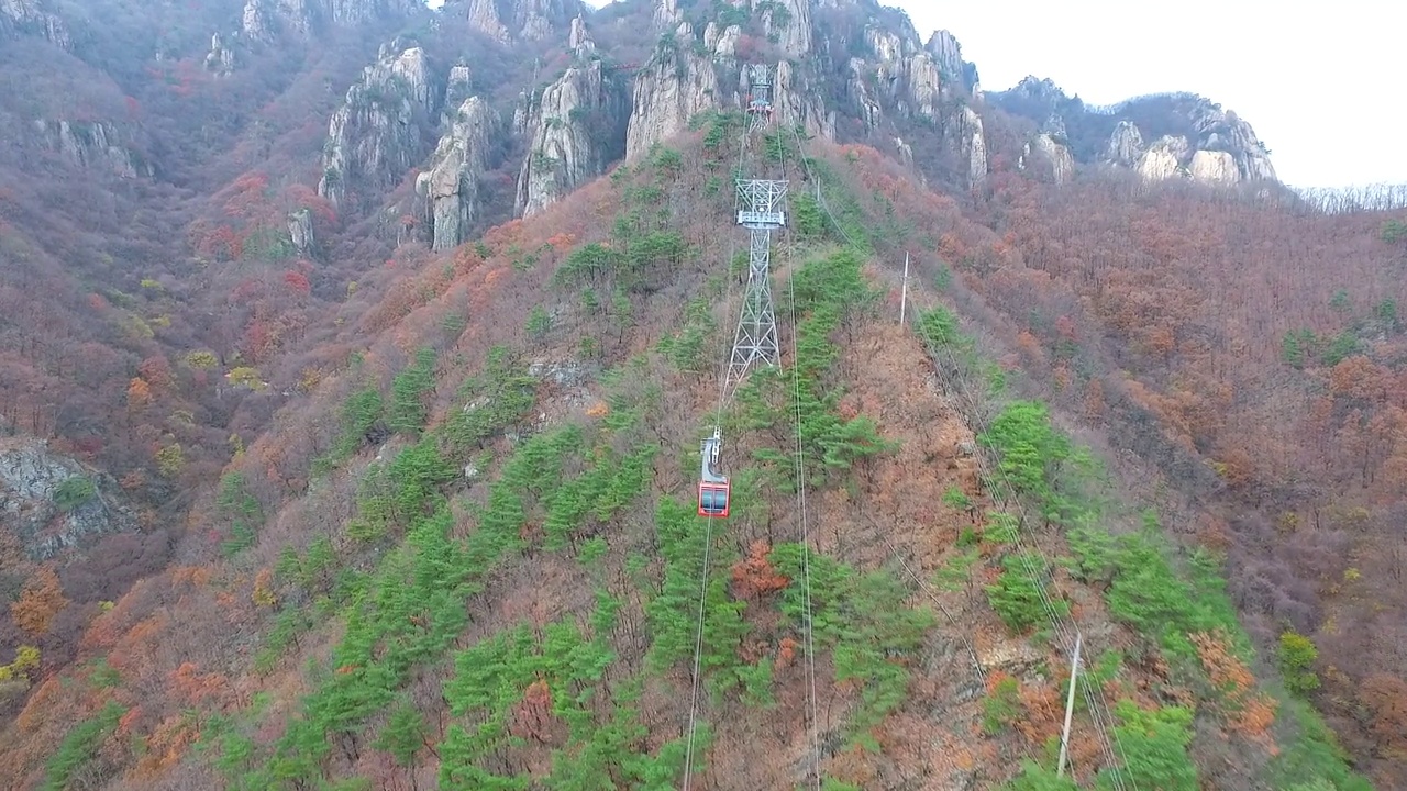 秋天——韩国全北道完州郡大云山的缆车运动视频素材