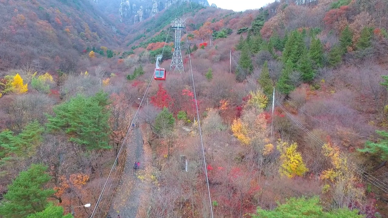 秋天——韩国全北道完州郡大云山的缆车运动视频素材