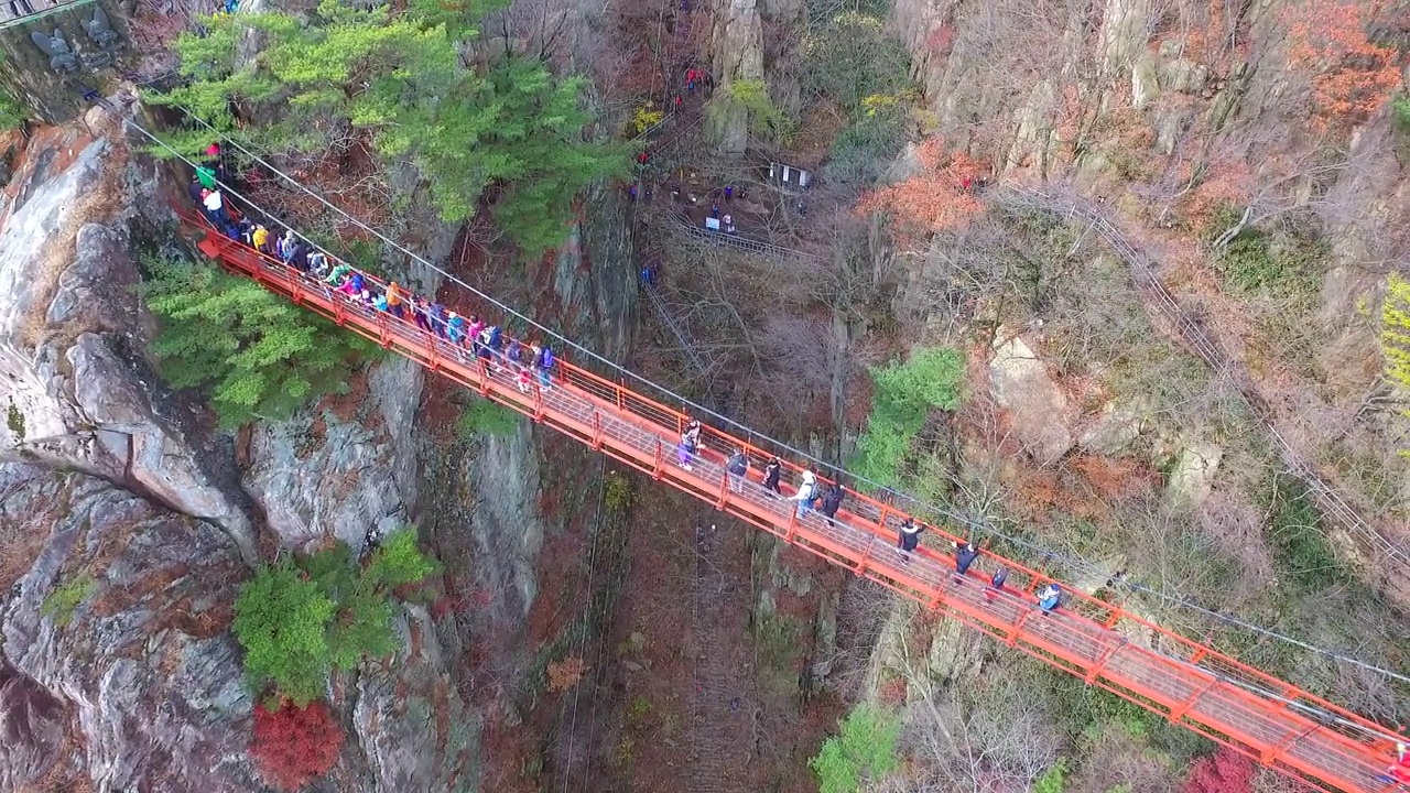 秋天——韩国全北道完州郡大墩山的大墩山吊桥视频素材