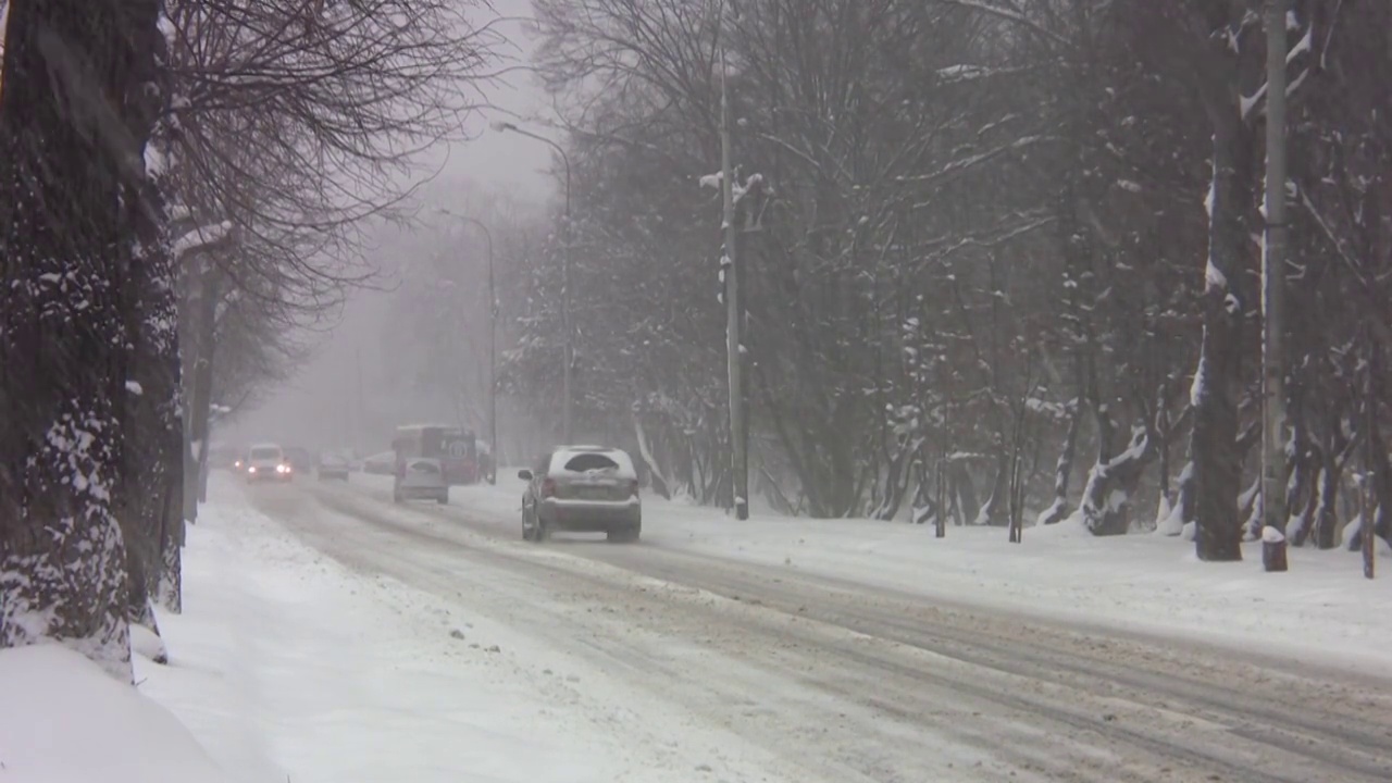 在冬天雪地道路上行驶的汽车视频素材