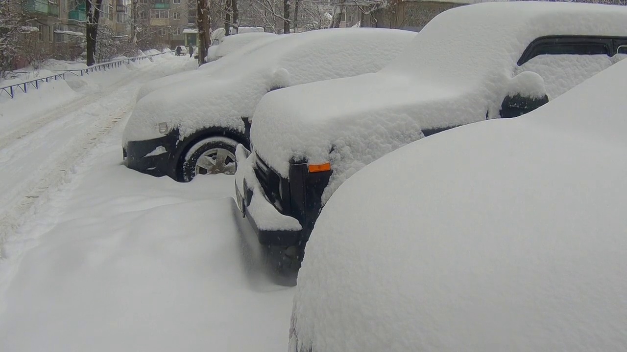 雪地里的汽车视频素材