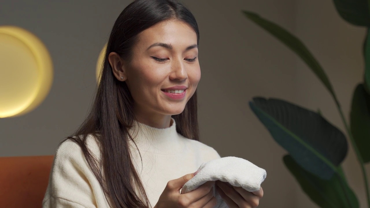 亚洲妇女喜欢干净和有气味的毛巾后，用一种新的洗手液清洗视频素材