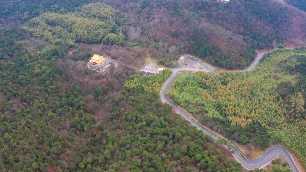 空中拍摄春天的山路景观视频素材