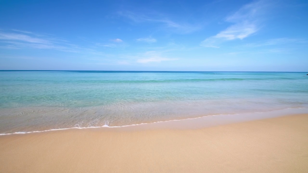 泰国普吉岛的海滩。美丽的热带海滩，蓝天白云。热带海滩，海浪冲击着空荡荡的海滩。安达曼海，沙滩和天空在美丽的夏日假期视频素材