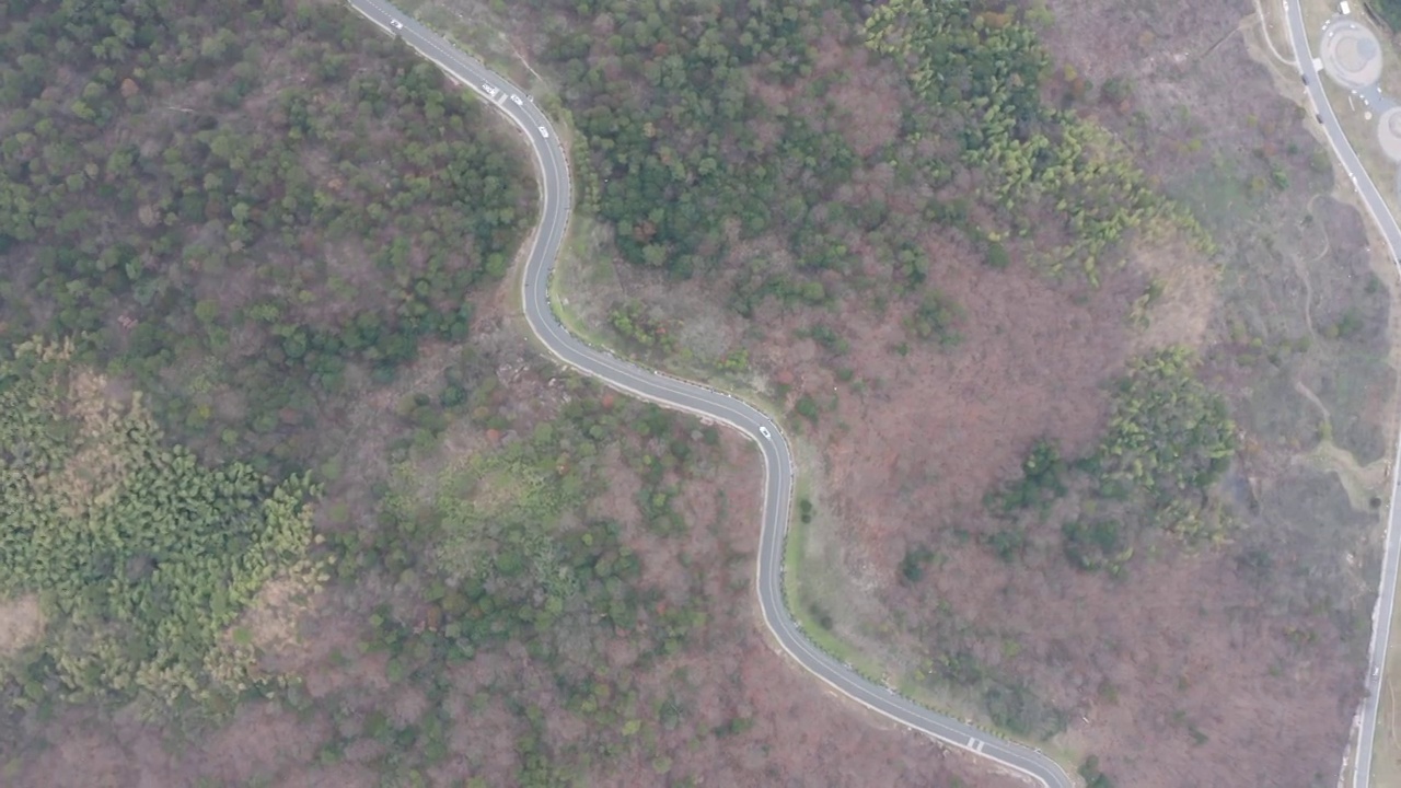 空中拍摄春天的山路景观视频素材