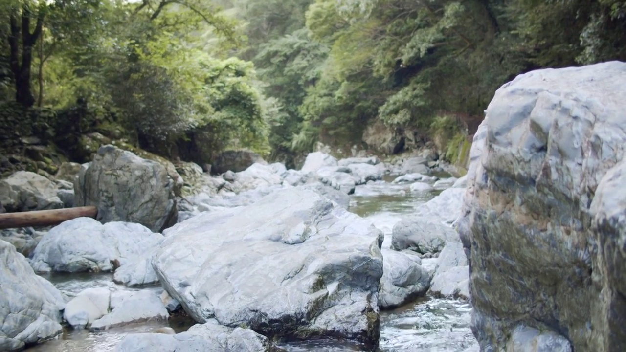 从山涧的岩石地面上有力地流过的河水。setup的Akuta河。视频素材