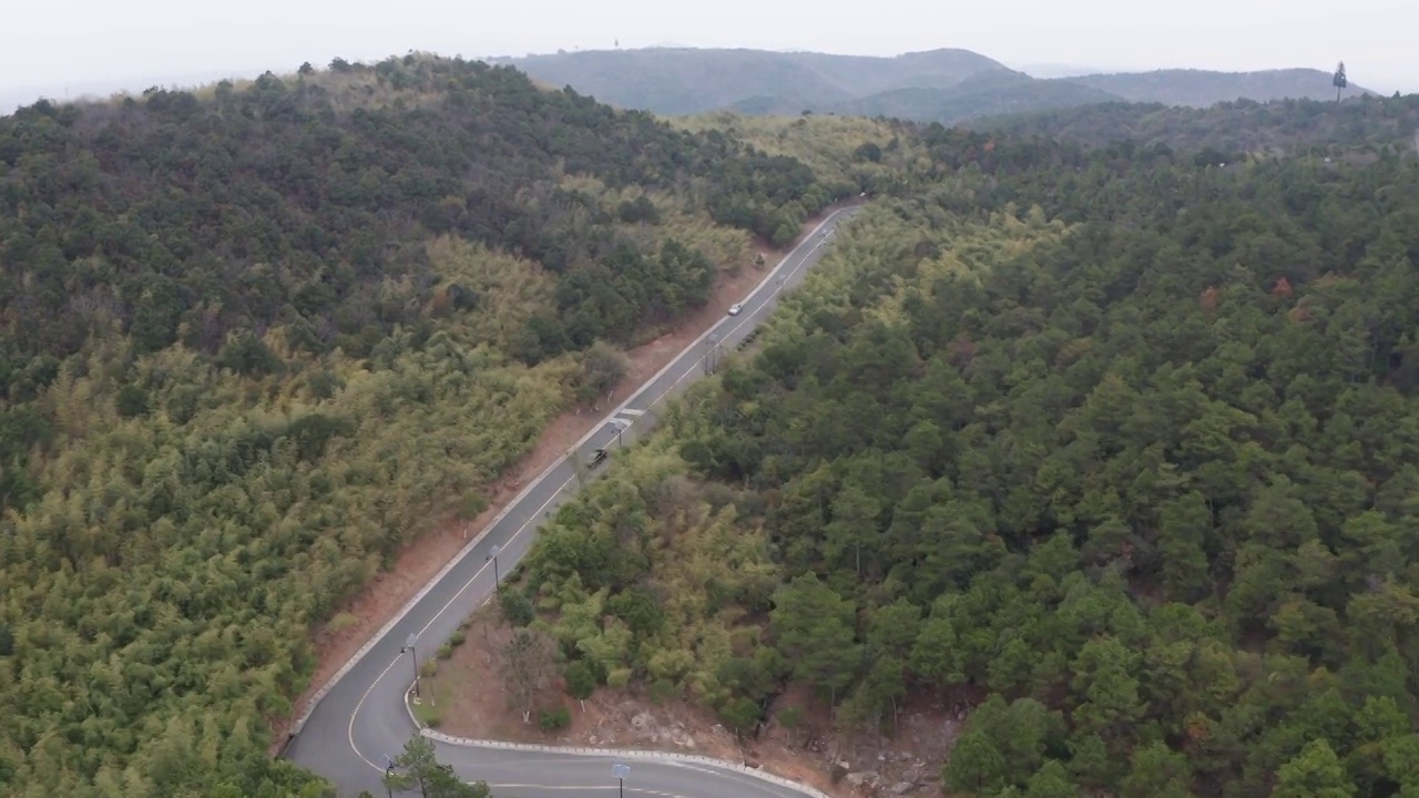 空中拍摄春天的山路景观视频素材