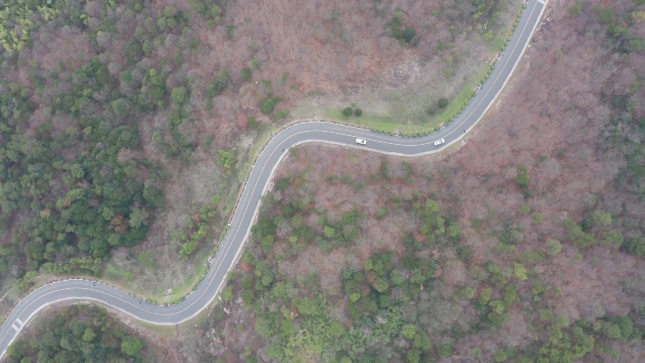 空中拍摄春天的山路景观视频素材