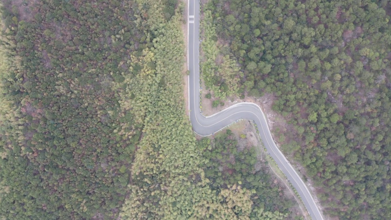 空中拍摄春天的山路景观视频素材