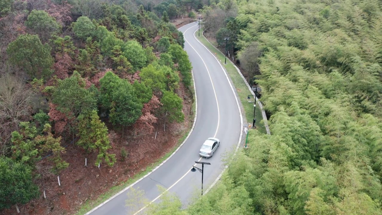 空中拍摄春天的山路景观视频素材