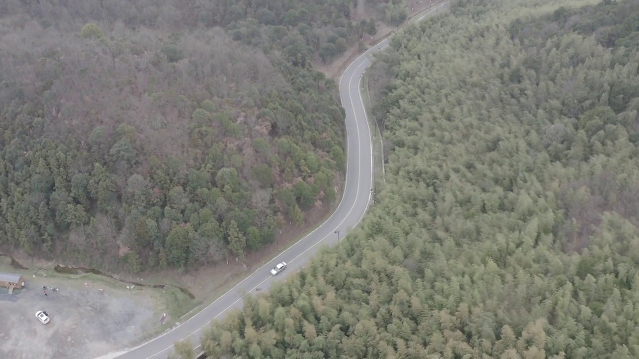 空中拍摄春天的山路景观视频素材