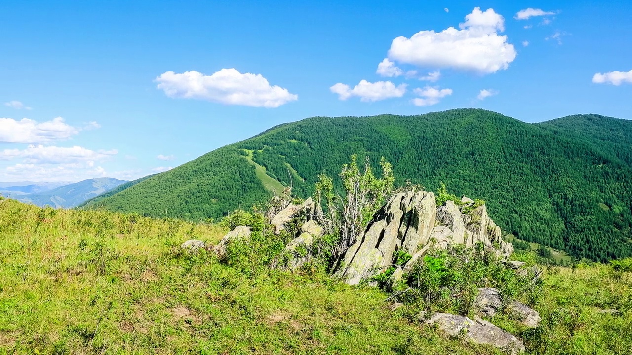 新疆的自然风光，青山绿水视频素材