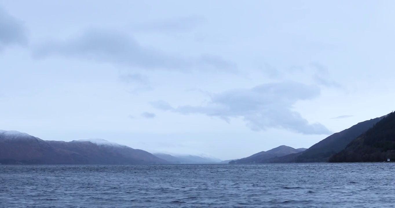 冬天苏格兰湖上的流水视频素材