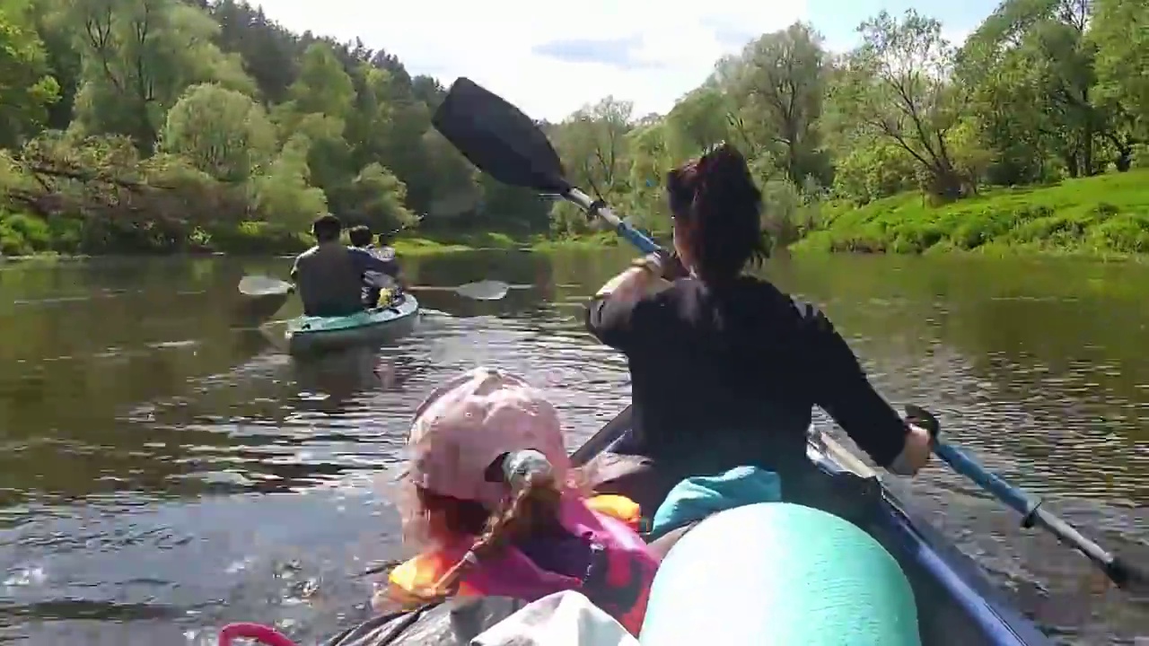 家庭kayak的旅行。妈妈和女儿在河上划船，水上徒步旅行，夏天的冒险。环保和极限旅游，积极健康的生活方式。间隔拍摄,加速视频视频素材