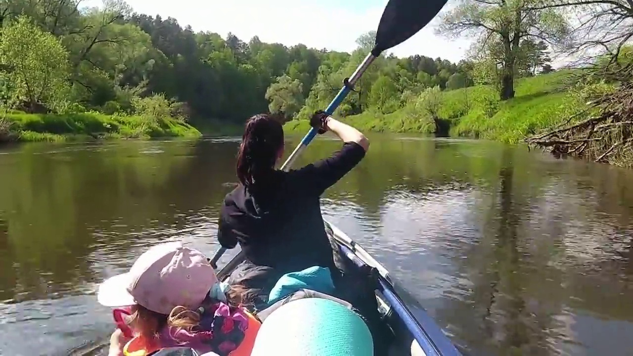 家庭kayak的旅行。妈妈和女儿在河上划船，水上徒步旅行，夏天的冒险。环保和极限旅游，积极健康的生活方式视频素材