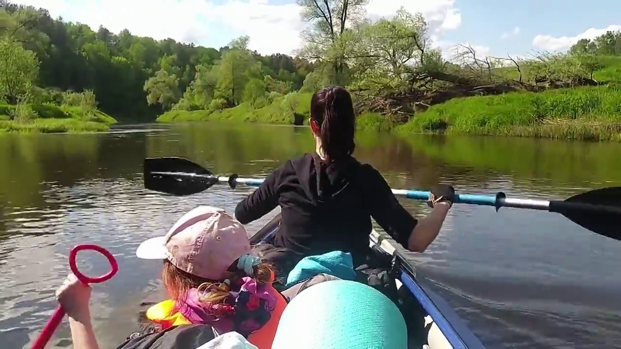 家庭kayak的旅行。妈妈和女儿在河上划船，水上徒步旅行，夏天的冒险。环保和极限旅游，积极健康的生活方式视频素材