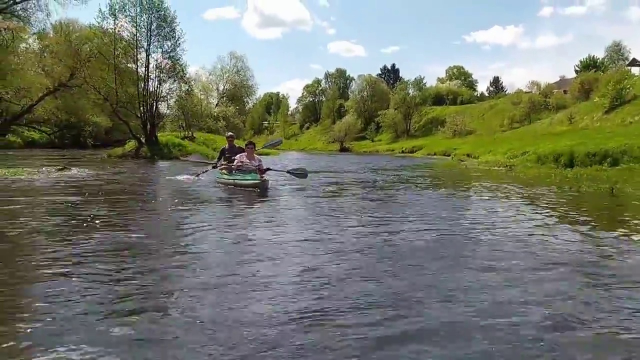 家庭kayak的旅行。一对老夫妇带着孙子在河上划船，一次水上远足，一次夏季冒险。与年龄有关的运动、心理青年和健康、旅游、积极老年视频素材