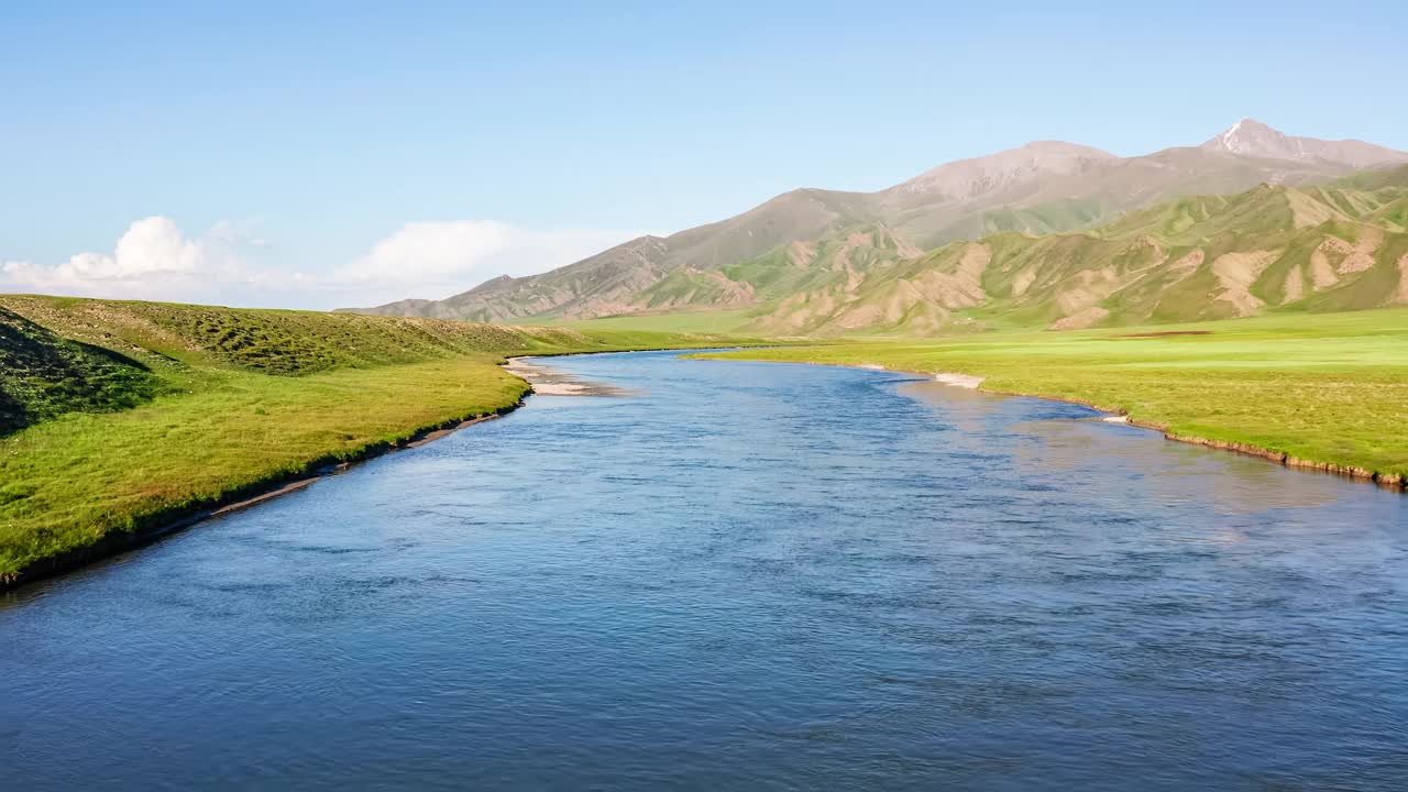 航拍新疆的河流、草原和山脉景观视频素材