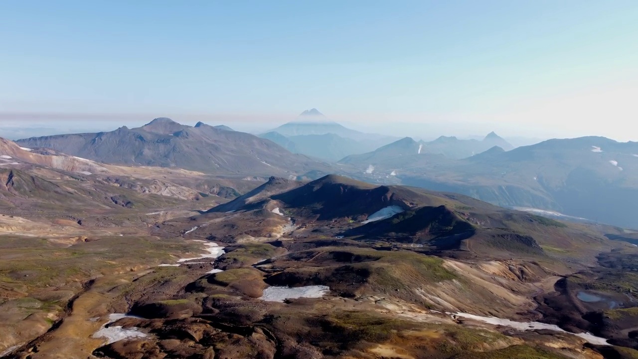 从高处俯瞰火山全景视频素材