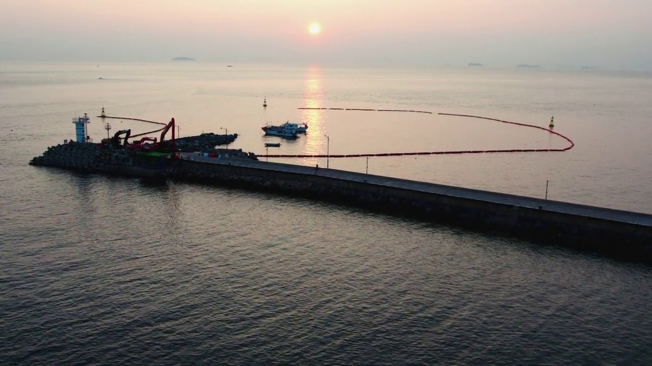 韩国忠南泰安郡安眠岛Kkotji海滩上的海堤和灯塔上的日落视频素材