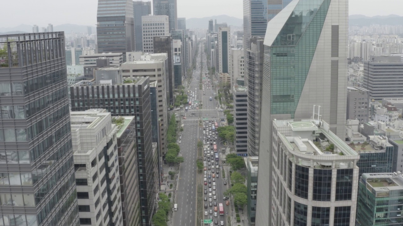 韩国首尔瑞草区/江南区江南站十字路口的建筑物和道路视频素材