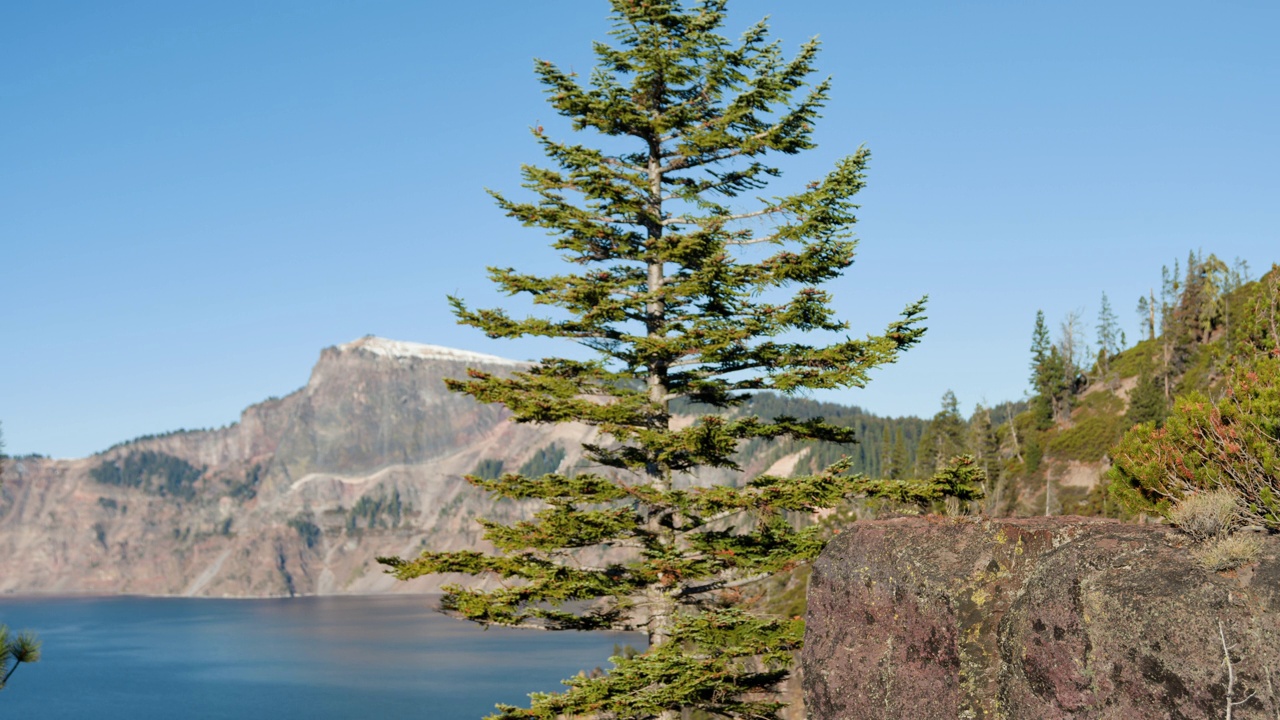 在风景优美的火山口湖国家公园俯瞰风景视频素材