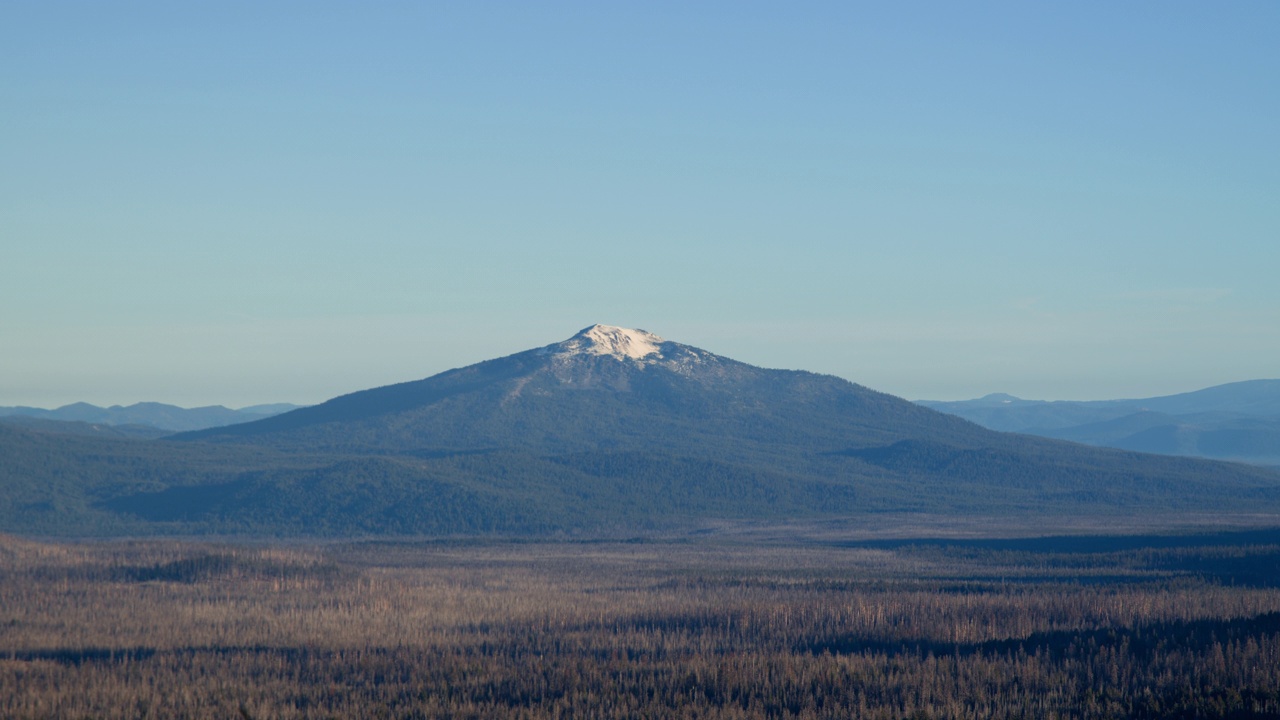 来自火山口湖国家公园的贝利山视频素材