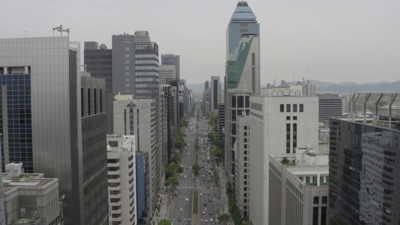 韩国首尔江南区驿三区道路上行驶的建筑物和汽车视频素材