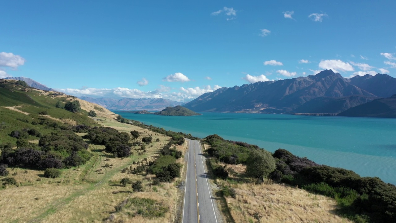 南岛-新西兰瓦卡蒂普湖和道路的风景视频素材