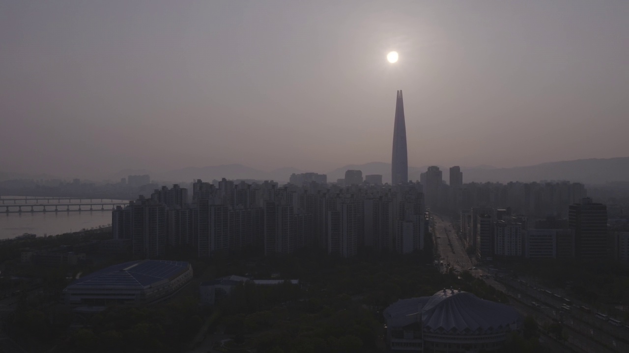 韩国首尔蚕室区奥林匹克路和松坡区大厦周围的风景视频素材