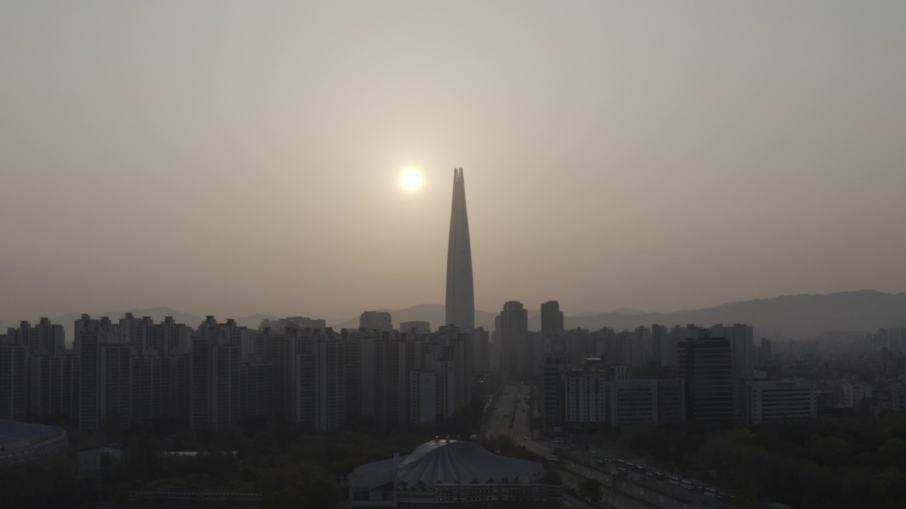 韩国首尔，奥林匹克路，乐天世界大厦，蚕室区/松坡区视频素材