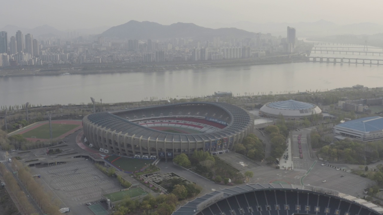 韩国首尔松坡区奥林匹克路、蚕室体育中心、奥林匹克体育场、汉江风景如画视频素材