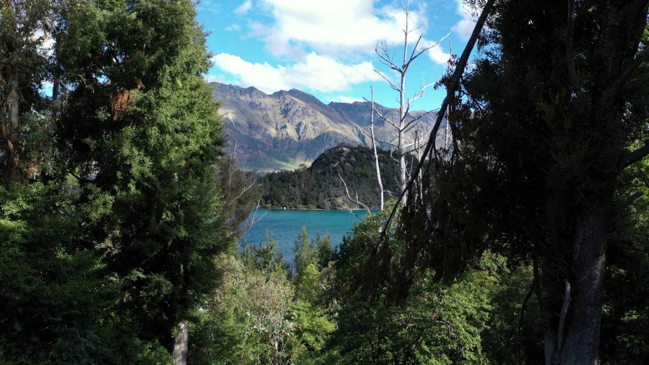 南岛-新西兰瓦卡蒂普湖和山脊的风景视频素材