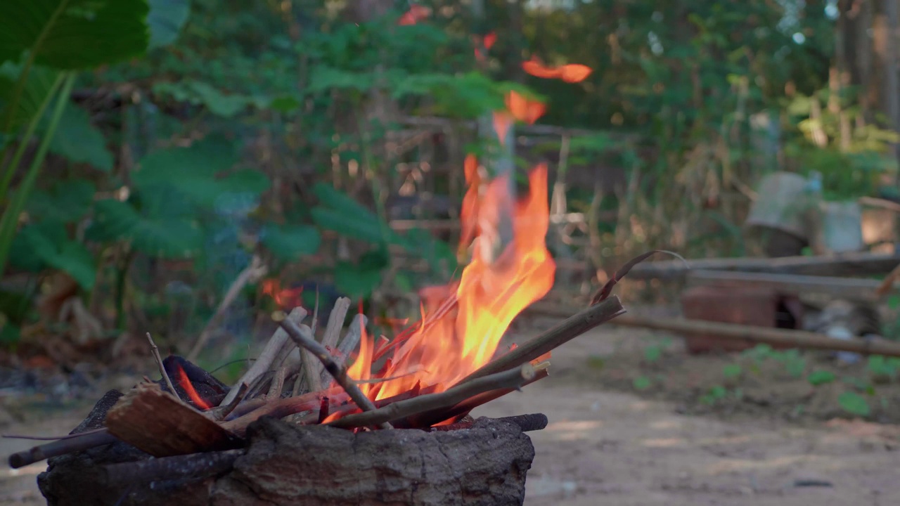 柴火炉子里着火了。视频素材