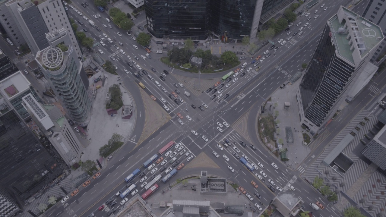 在韩国首尔瑞草区/江南区江南站十字路口行驶的汽车视频素材