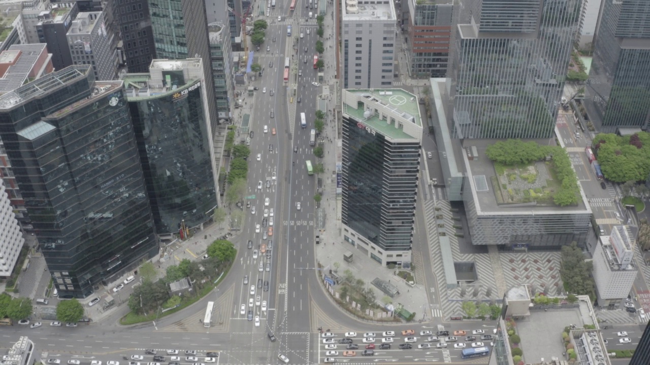 韩国首尔瑞草区/江南区江南站十字路口的建筑和道路视频素材