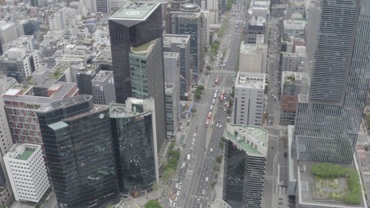 韩国首尔瑞草区/江南区江南站十字路口的建筑和道路视频素材