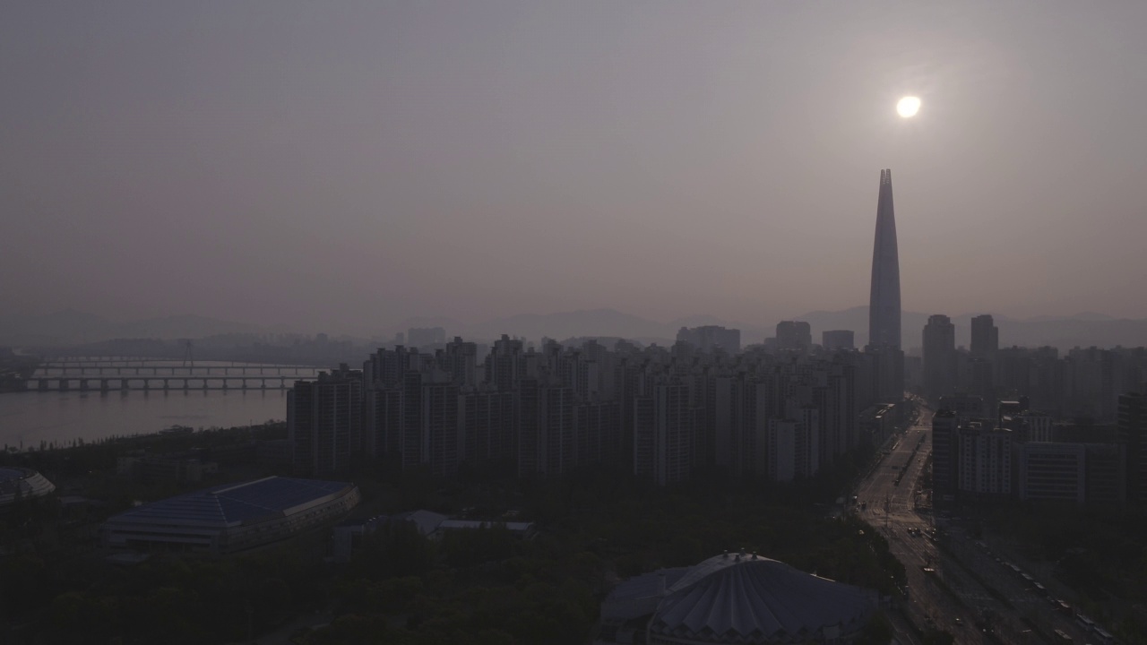 韩国首尔蚕室区奥林匹克路和松坡区大厦周围的风景视频素材