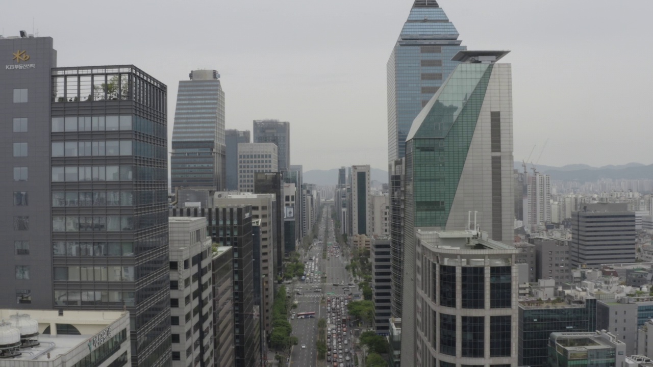 韩国首尔江南区驿三区大厦及道路视频素材