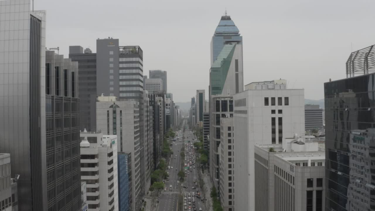 韩国首尔江南区驿三区道路上行驶的建筑物和汽车视频素材