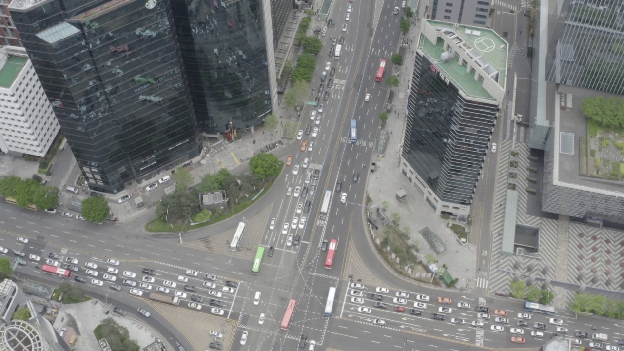 在韩国首尔瑞草区/江南区江南站十字路口行驶的汽车视频素材