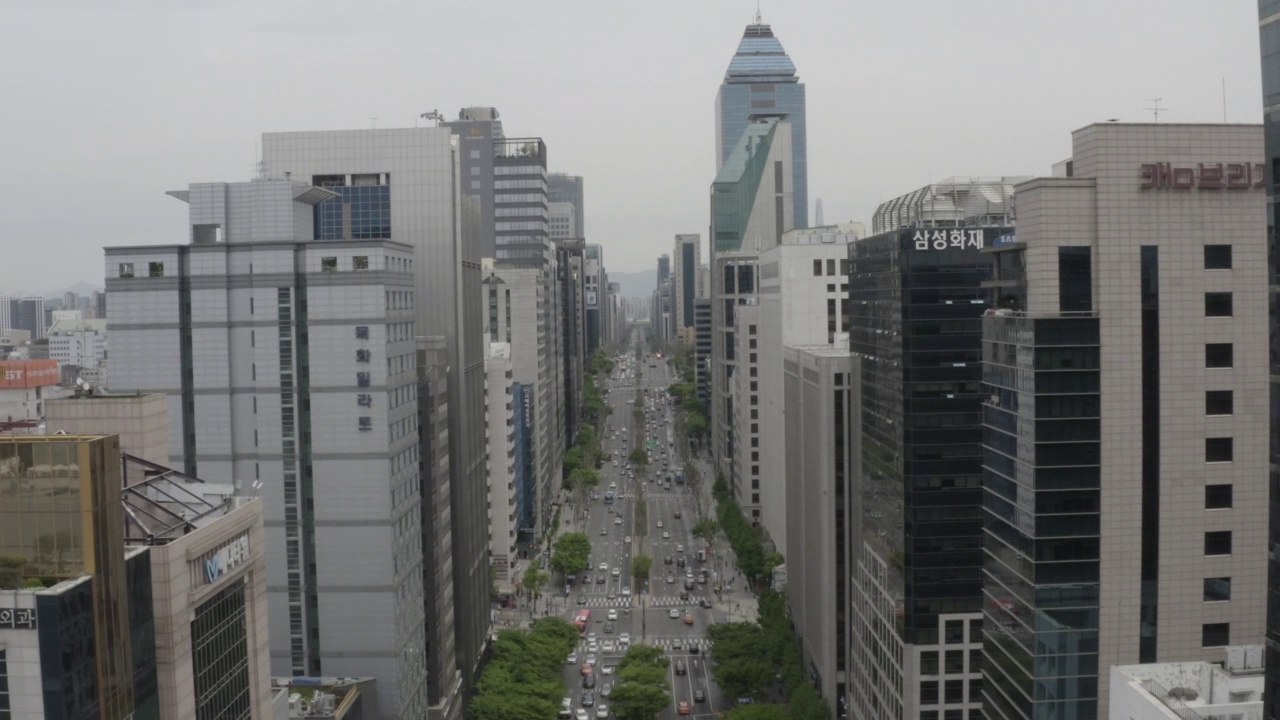 韩国首尔江南区驿三区道路上行驶的建筑物和汽车视频素材