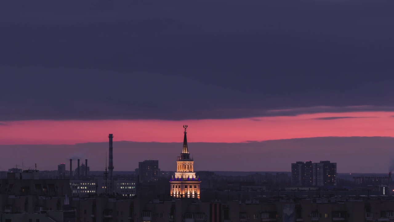 俄罗斯沃罗涅日市的夕阳。移动的硬云在晴朗的天空上运行，颜色为橙色和粉红色视频素材