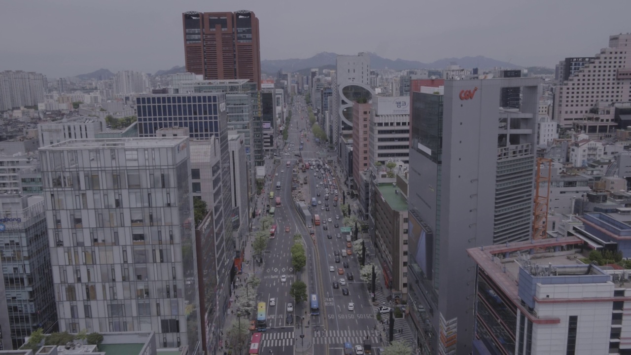 韩国首尔江南区驿三区道路上行驶的建筑物和汽车视频素材