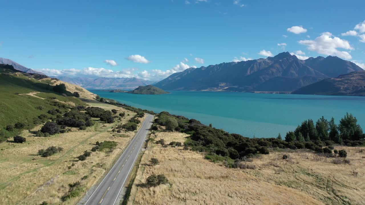 南岛-新西兰瓦卡蒂普湖的风景和公路上的汽车视频素材