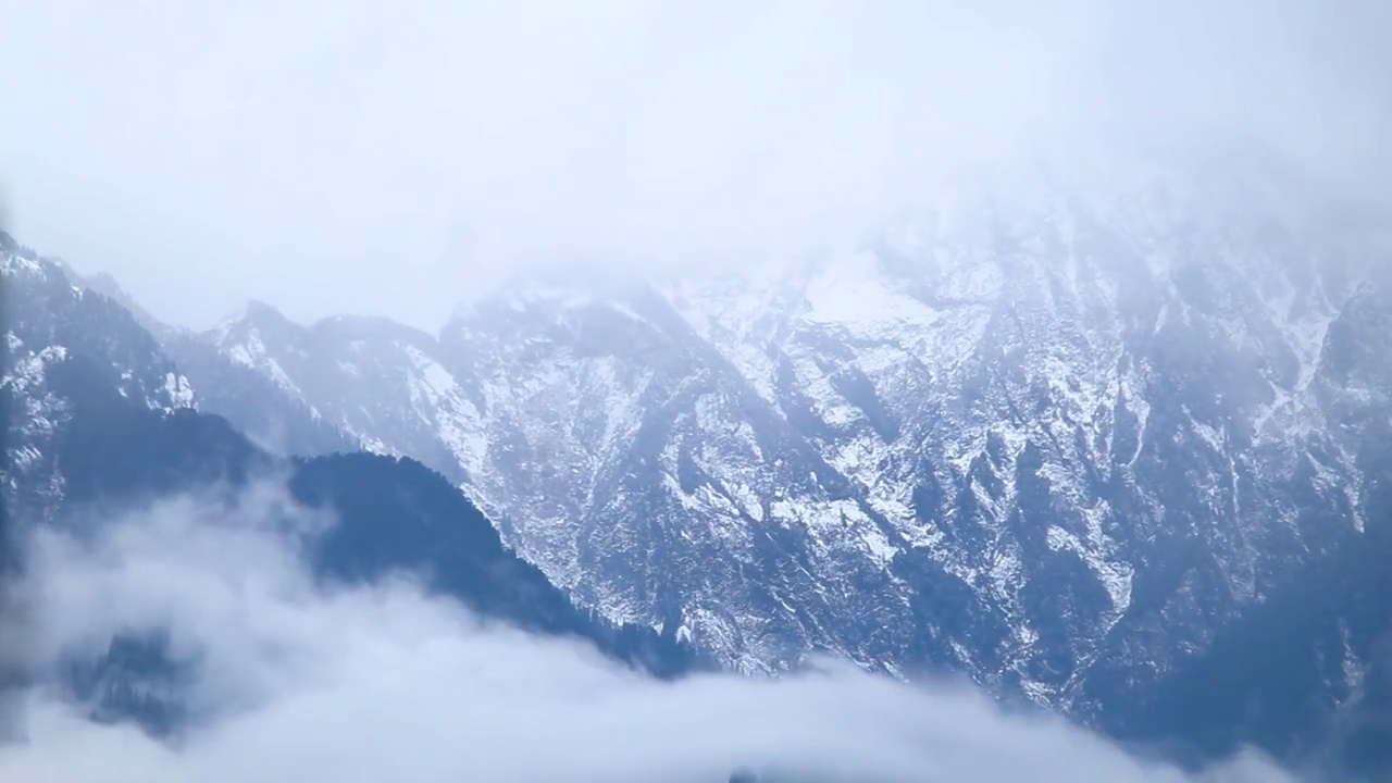 在印度喜马偕尔邦的马纳里雪暴期间，在积雪覆盖的喜马拉雅山脉的山峰前的云的时间推移。雪暴期间的云层延时拍摄。视频素材