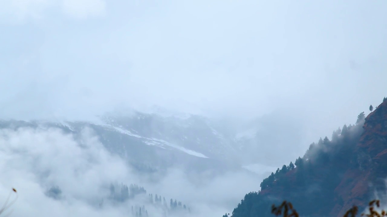 在印度喜马偕尔邦的马纳里雪暴期间，在积雪覆盖的喜马拉雅山脉的山峰前的云的时间推移。雪暴期间的云层延时拍摄。视频素材