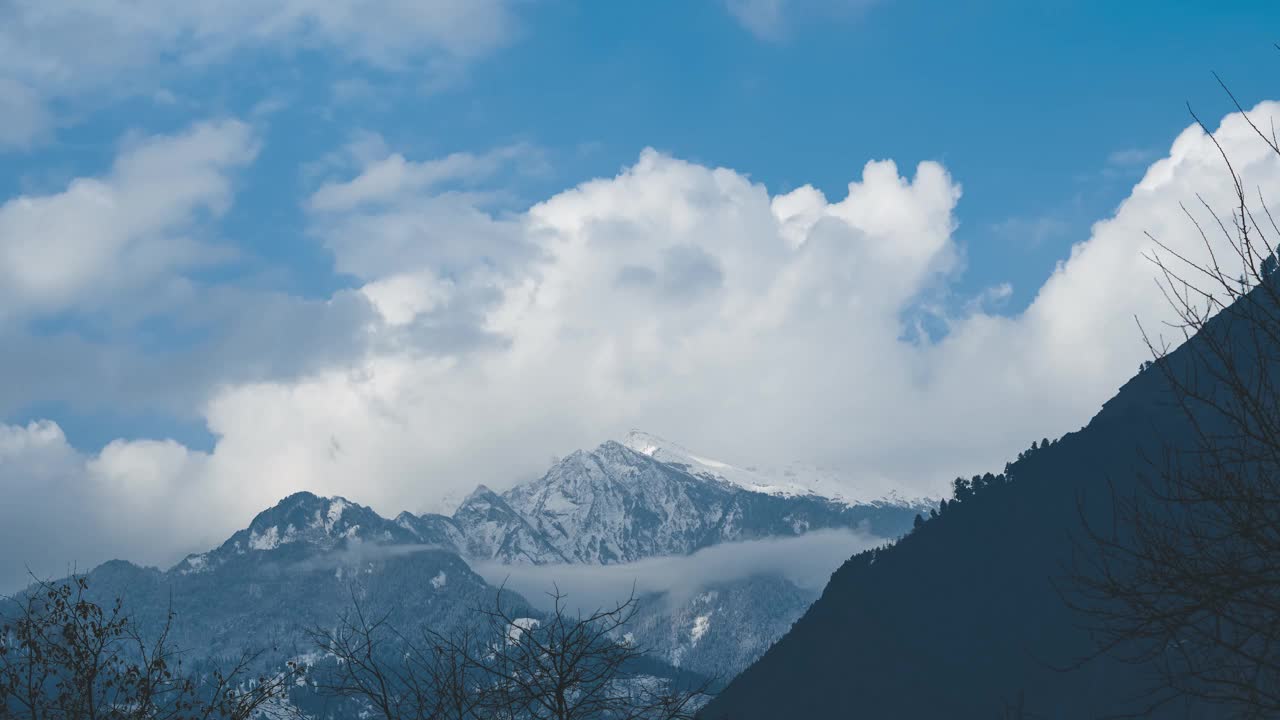 印度喜马偕尔邦马纳里冬季降雪期间，覆盖雪山的云的4K延时拍摄。在印度，雪前的云朵覆盖着喜马拉雅山脉。视频素材