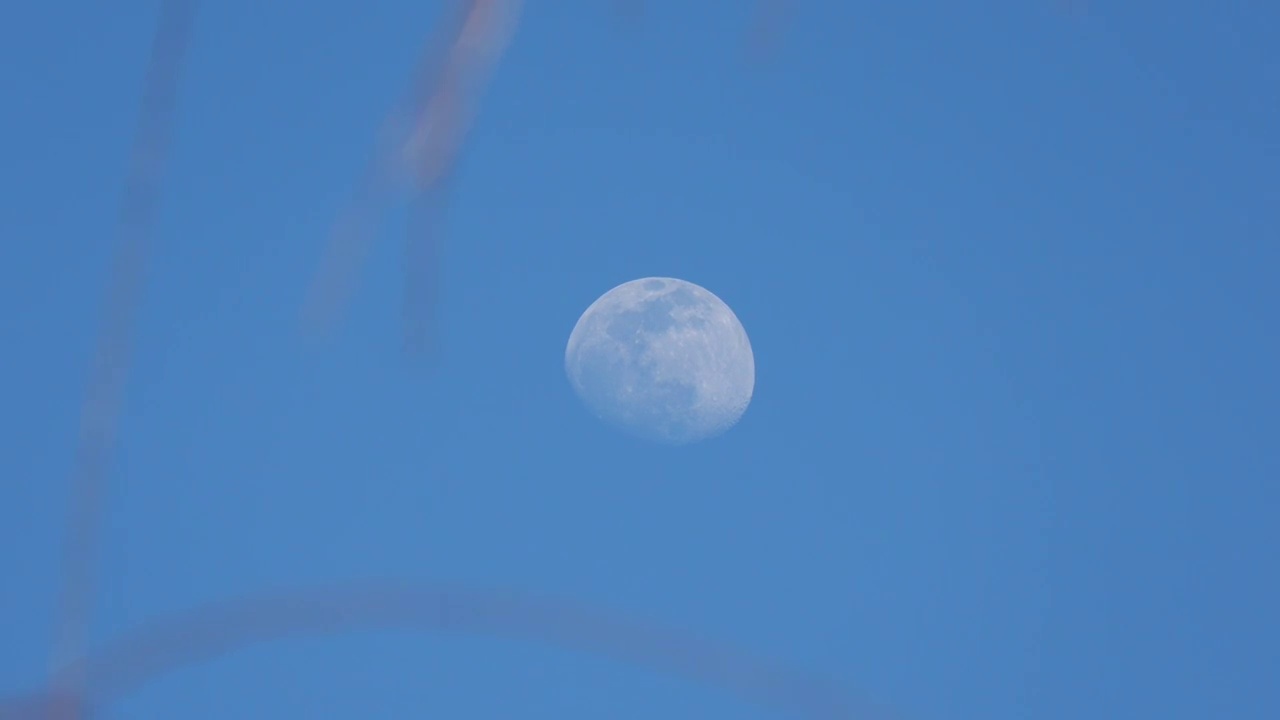 湛蓝的天空下的一轮凸月视频素材